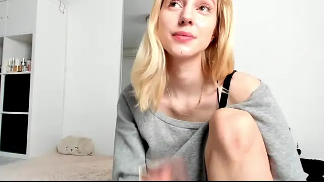 Snapshot of KenzieDawton chatting on 12-21-24, 04:41 KenzieDawton online show from 12-21-24, 04:41