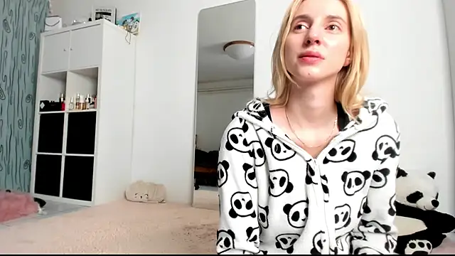 Snapshot of KenzieDawton chatting on 01-09-25, 05:23 KenzieDawton online show from 01-09-25, 05:23