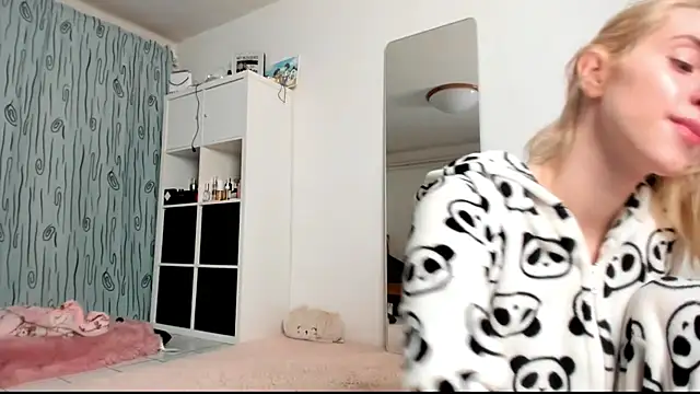 Snapshot of KenzieDawton chatting on 01-11-25, 05:20 KenzieDawton online show from 01-11-25, 05:20