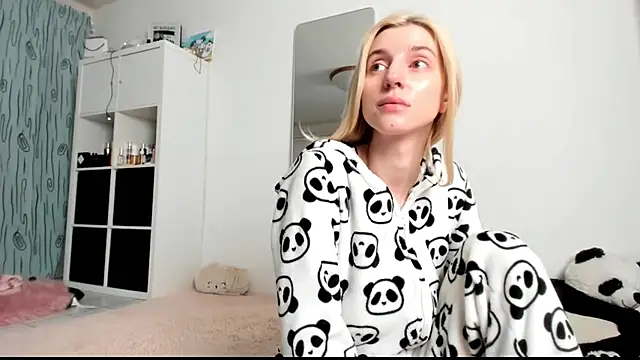 Snapshot of KenzieDawton chatting on 01-13-25, 05:01 KenzieDawton online show from 01-13-25, 05:01