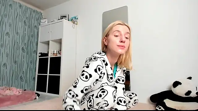 Snapshot of KenzieDawton chatting on 01-15-25, 05:08 KenzieDawton online show from 01-15-25, 05:08