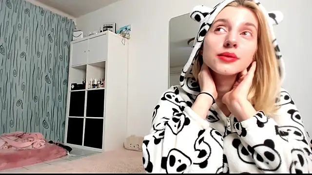 Snapshot of KenzieDawton chatting on 01-19-25, 05:15 KenzieDawton online show from 01-19-25, 05:15