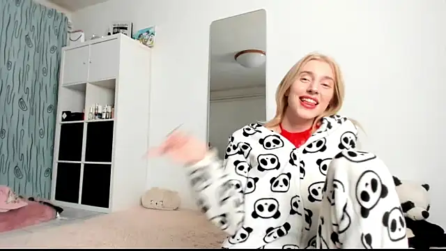 Snapshot of KenzieDawton chatting on 01-23-25, 05:13 KenzieDawton online show from 01-23-25, 05:13