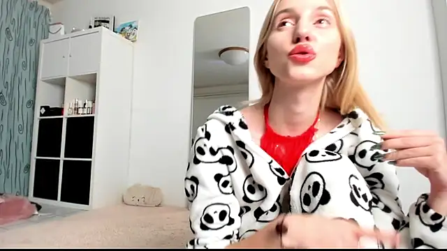 Snapshot of KenzieDawton chatting on 01-24-25, 04:59 KenzieDawton online show from 01-24-25, 04:59