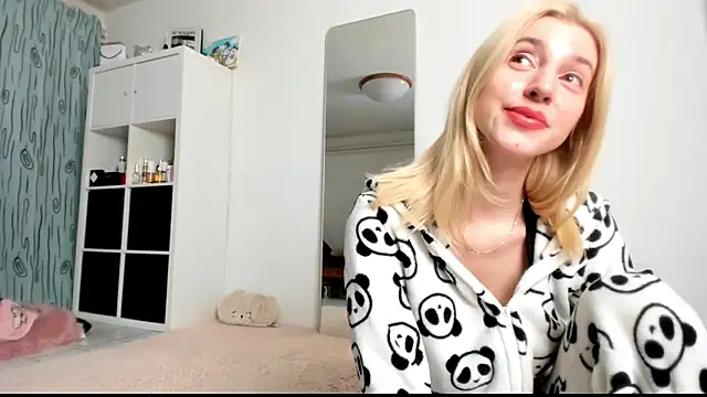 Snapshot of KenzieDawton chatting on 01-31-25, 05:19 KenzieDawton online show from 01-31-25, 05:19