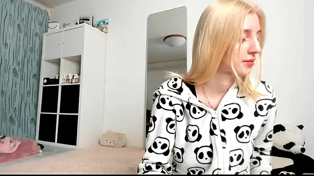 Snapshot of KenzieDawton chatting on 02-03-25, 05:29 KenzieDawton online show from 02-03-25, 05:29