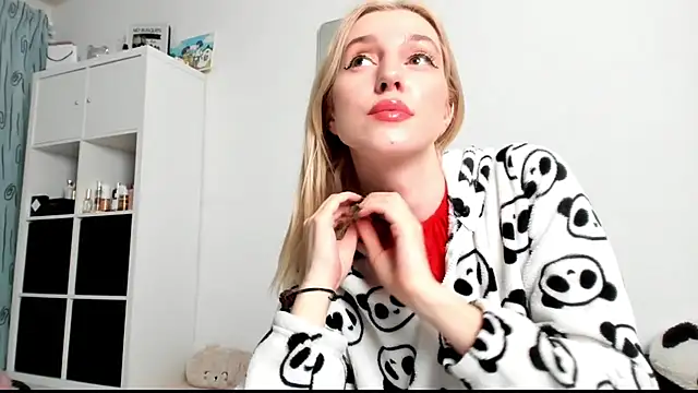 Snapshot of KenzieDawton chatting on 02-05-25, 05:09 KenzieDawton online show from 02-05-25, 05:09