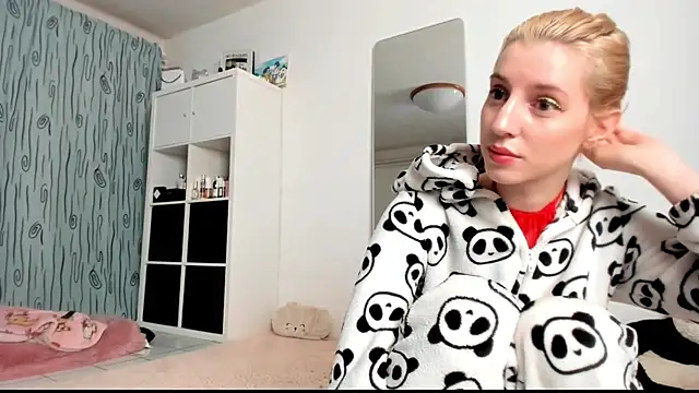 Snapshot of KenzieDawton chatting on 02-06-25, 05:03 KenzieDawton online show from 02-06-25, 05:03