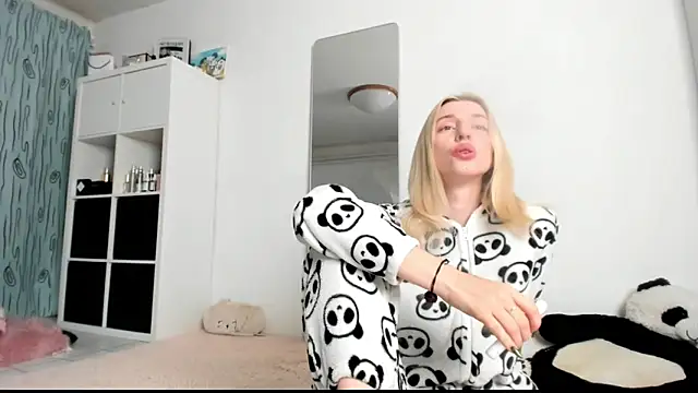 Snapshot of KenzieDawton chatting on 02-19-25, 05:49 KenzieDawton online show from 02-19-25, 05:49