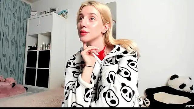 Snapshot of KenzieDawton chatting on 02-23-25, 05:56 KenzieDawton online show from 02-23-25, 05:56