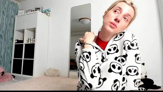 Snapshot of KenzieDawton chatting on 02-24-25, 06:16 KenzieDawton online show from 02-24-25, 06:16