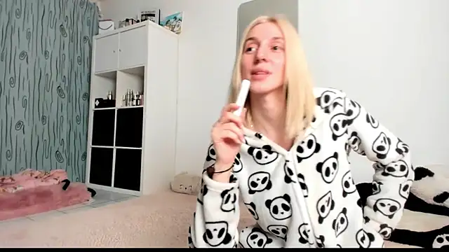 Snapshot of KenzieDawton chatting on 02-26-25, 06:32 KenzieDawton online show from 02-26-25, 06:32