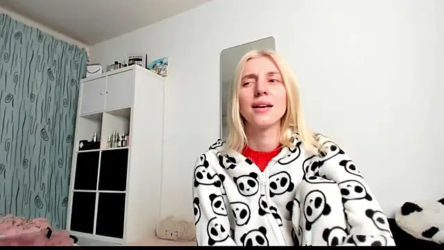 Snapshot of KenzieDawton chatting on 02-27-25, 05:02 KenzieDawton online show from 02-27-25, 05:02