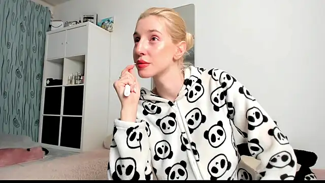 Snapshot of KenzieDawton chatting on 03-09-25, 07:12 KenzieDawton online show from 03-09-25, 07:12