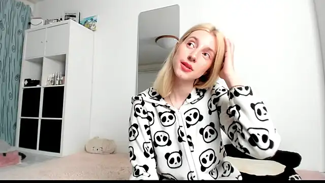 Snapshot of KenzieDawton chatting on 03-12-25, 08:08 KenzieDawton online show from 03-12-25, 08:08