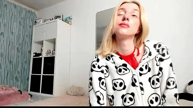 Snapshot of KenzieDawton chatting on 03-21-25, 04:49 KenzieDawton online show from 03-21-25, 04:49