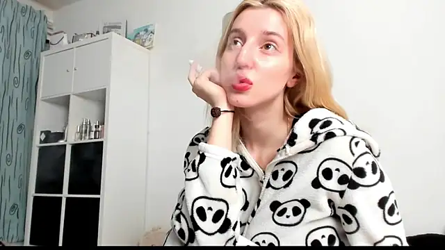 Snapshot of KenzieDawton chatting on 03-23-25, 06:58 KenzieDawton online show from 03-23-25, 06:58