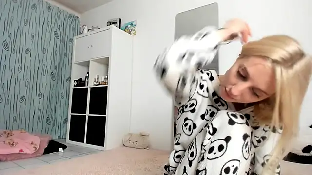 Snapshot of KenzieDawton chatting on 10-06-25, 08:06 KenzieDawton online show from 10-06-25, 08:06