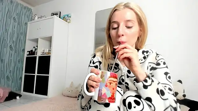 Snapshot of KenzieDawton chatting on 10-08-25, 05:49 KenzieDawton online show from 10-08-25, 05:49