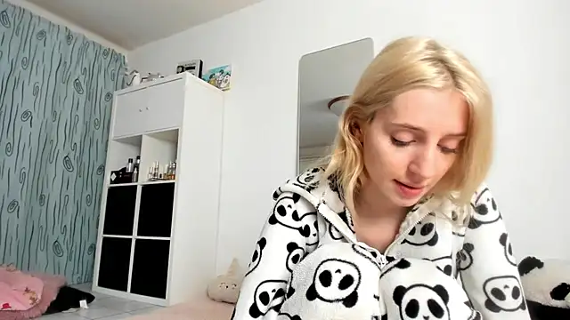 Snapshot of KenzieDawton chatting on 10-09-25, 06:11 KenzieDawton online show from 10-09-25, 06:11