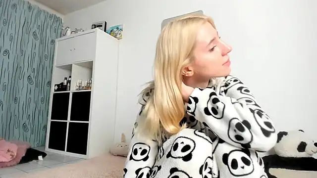 Snapshot of KenzieDawton chatting on 10-10-25, 06:01 KenzieDawton online show from 10-10-25, 06:01