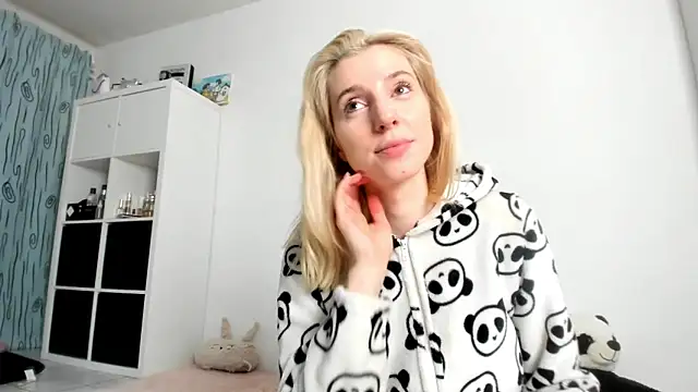 Snapshot of KenzieDawton chatting on 10-12-25, 06:34 KenzieDawton online show from 10-12-25, 06:34