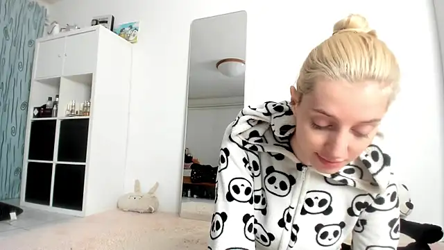 Snapshot of KenzieDawton chatting on 10-13-25, 06:24 KenzieDawton online show from 10-13-25, 06:24