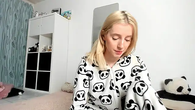 Snapshot of KenzieDawton chatting on 10-16-25, 06:58 KenzieDawton online show from 10-16-25, 06:58