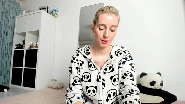 Snapshot of KenzieDawton chatting on 10-18-25, 03:42 KenzieDawton online show from 10-18-25, 03:42