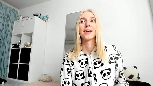 Snapshot of KenzieDawton chatting on 10-22-25, 03:18 KenzieDawton online show from 10-22-25, 03:18