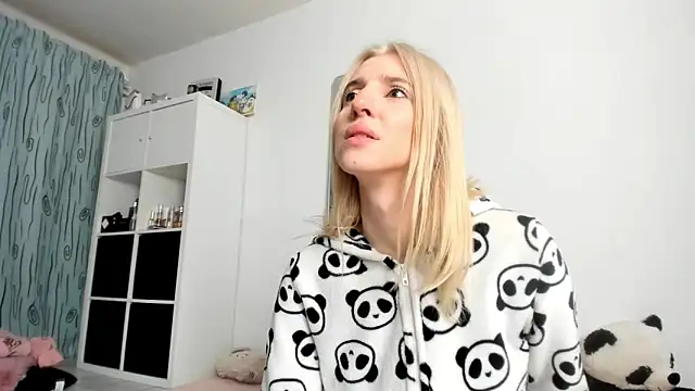 Snapshot of KenzieDawton chatting on 10-24-25, 03:36 KenzieDawton online show from 10-24-25, 03:36