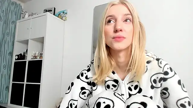 Snapshot of KenzieDawton chatting on 10-25-25, 03:36 KenzieDawton online show from 10-25-25, 03:36