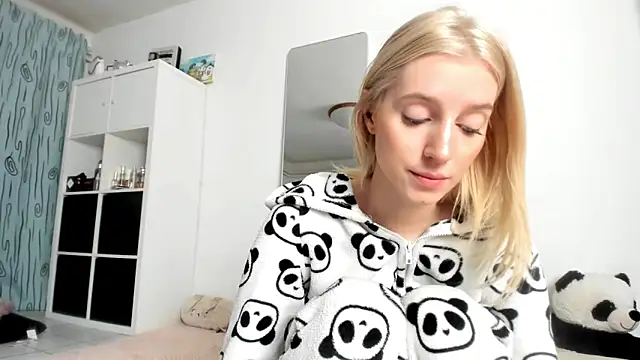 Snapshot of KenzieDawton chatting on 10-26-25, 04:29 KenzieDawton online show from 10-26-25, 04:29