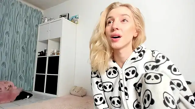 Snapshot of KenzieDawton chatting on 11-02-25, 04:37 KenzieDawton online show from 11-02-25, 04:37