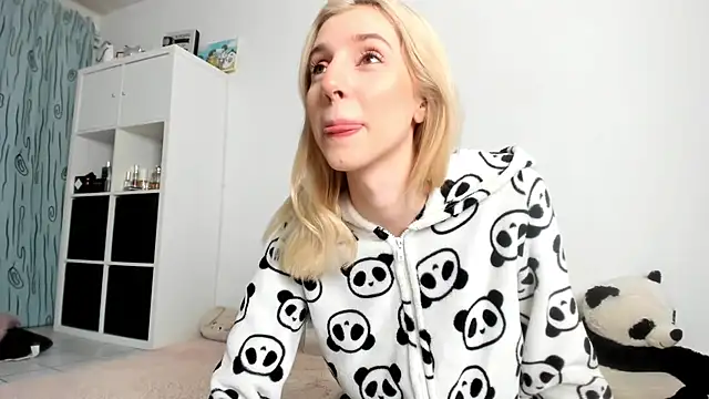 Snapshot of KenzieDawton chatting on 11-06-25, 04:46 KenzieDawton online show from 11-06-25, 04:46