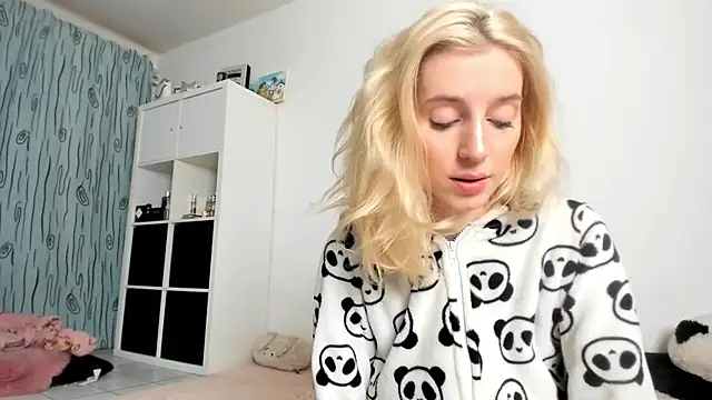 Snapshot of KenzieDawton chatting on 11-08-25, 04:56 KenzieDawton online show from 11-08-25, 04:56