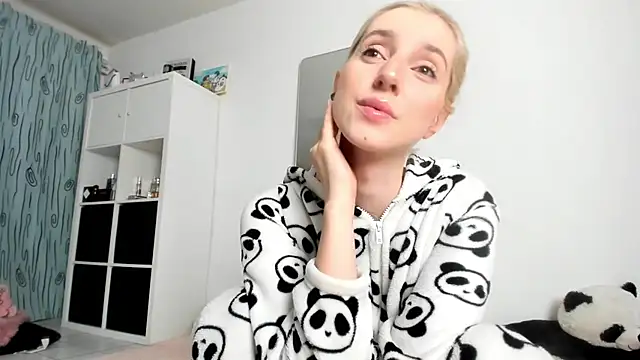 Snapshot of KenzieDawton chatting on 11-09-25, 04:22 KenzieDawton online show from 11-09-25, 04:22