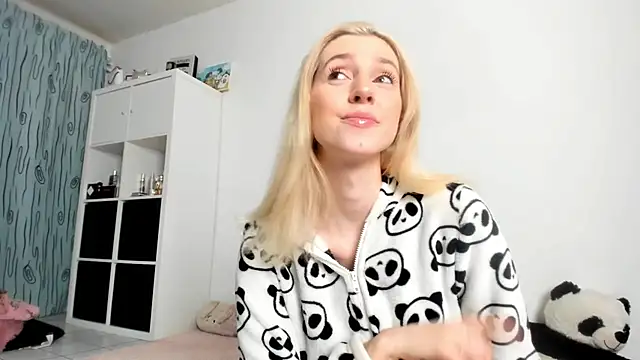 Snapshot of KenzieDawton chatting on 11-12-25, 04:24 KenzieDawton online show from 11-12-25, 04:24