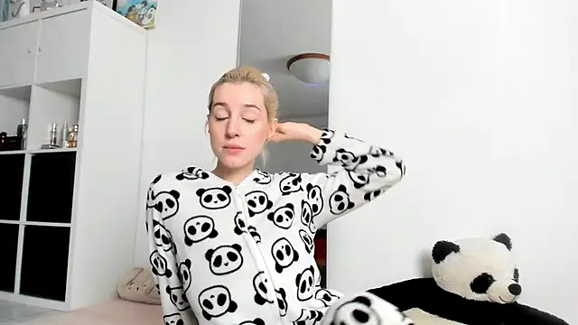 Snapshot of KenzieDawton chatting on 11-13-25, 04:44 KenzieDawton online show from 11-13-25, 04:44