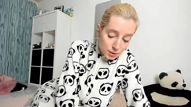 Snapshot of KenzieDawton chatting on 11-14-25, 04:33 KenzieDawton online show from 11-14-25, 04:33