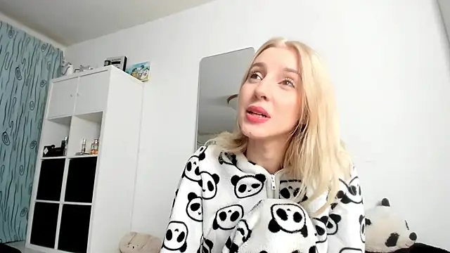 Snapshot of KenzieDawton chatting on 11-22-25, 04:33 KenzieDawton online show from 11-22-25, 04:33