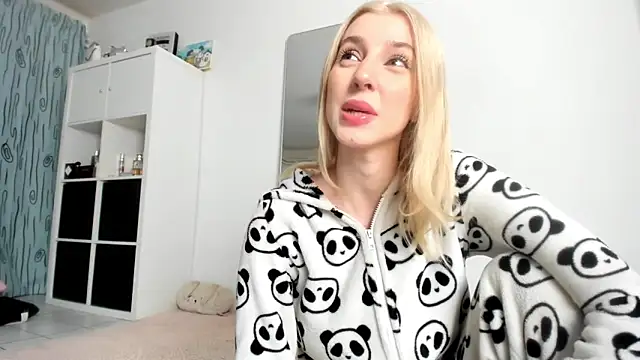 Snapshot of KenzieDawton chatting on 11-24-25, 04:23 KenzieDawton online show from 11-24-25, 04:23