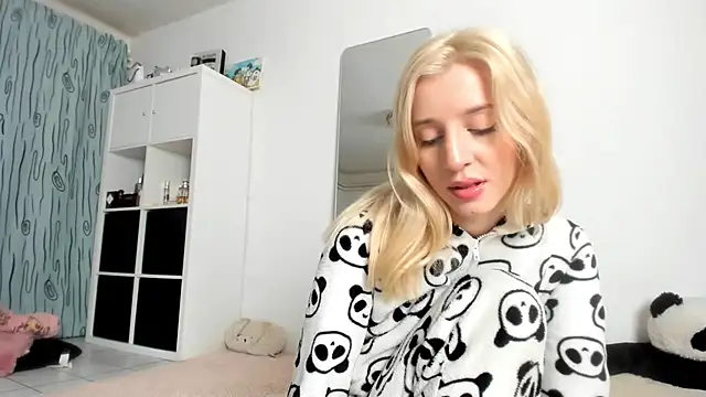 Snapshot of KenzieDawton chatting on 11-26-25, 04:46 KenzieDawton online show from 11-26-25, 04:46