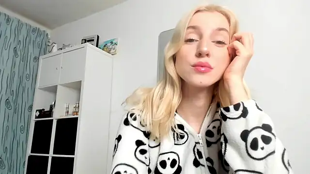 Snapshot of KenzieDawton chatting on 11-27-25, 04:47 KenzieDawton online show from 11-27-25, 04:47