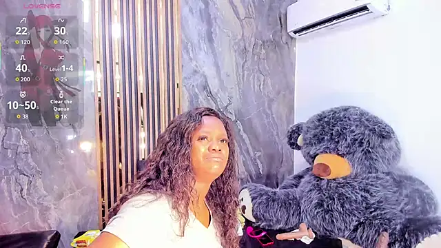 Snapshot of LauraSaenz01 chatting on 10-26-25, 04:46 LauraSaenz01 online show from 10-26-25, 04:46