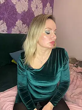 Snapshot of AngelOxy chatting on 12-29-24, 07:11 AngelOxy online show from 12-29-24, 07:11