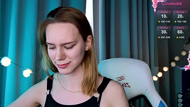 Snapshot of Ramona___ chatting on 03-04-25, 12:44 Ramona online show from 03-04-25, 12:44