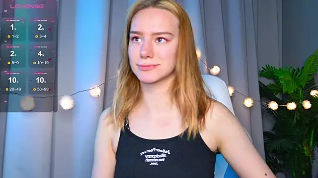 Snapshot of Ramona___ chatting on 10-18-25, 05:43 Ramona online show from 10-18-25, 05:43