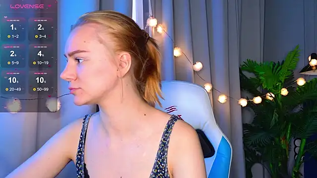 Snapshot of Ramona___ chatting on 10-21-25, 05:52 Ramona online show from 10-21-25, 05:52