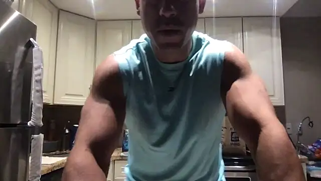Snapshot of BigGuyMuscle chatting on 06-11-26, 03:59 BigGuyMuscle online show from 06-11-26, 03:59